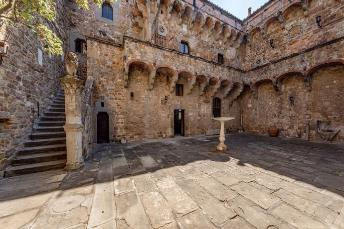 Na horském svahu nad Fiesole, jen pár minut jízdy od rušného centra Florencie, stojí zámek s názvem Castello di Vincigliata. 

