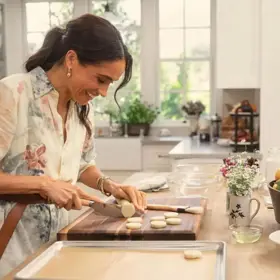 Meghan Markle potvrzuje, že dřevo v kuchyni milují i slavné osobnosti.
Meghan Markle potvrzuje, že dřevo v kuchyni milují i slavné osobnosti.