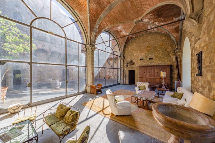 Na horském svahu nad Fiesole, jen pár minut jízdy od rušného centra Florencie, stojí zámek s názvem Castello di Vincigliata. 
