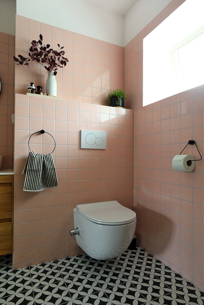 Ze staré koupelny, chodbičky, samostatného WC a spousty dveří se stal prostor Par excellence!
