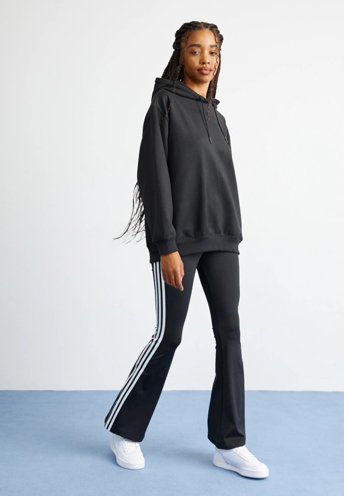 Zvonové kalhoty, Adidas, 1200 Kč

