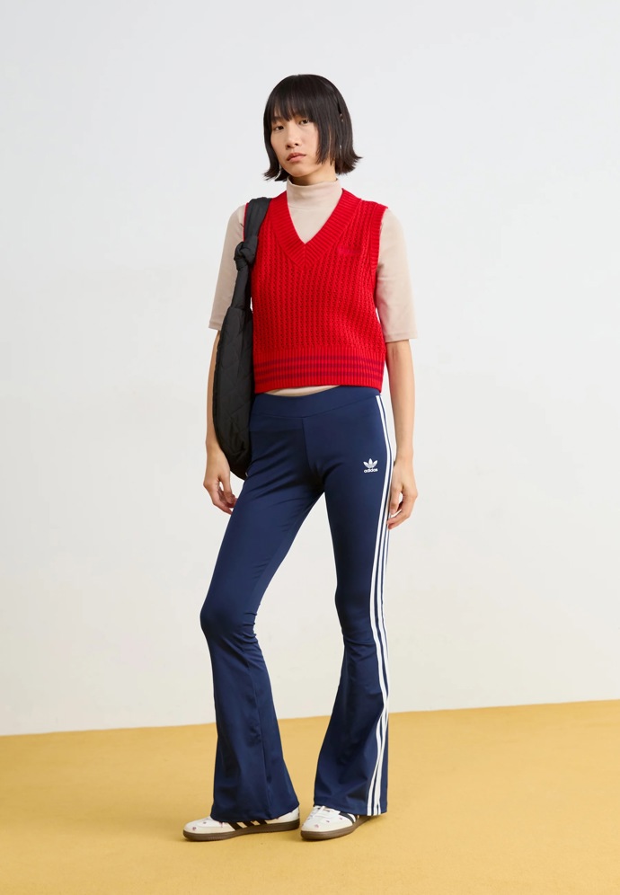 Zvonové kalhoty, Adidas, 1200 Kč
