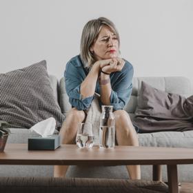Paní Ema měla s mámou vždycky složitější vztahy. Byla jedináček a máma na ni byla vždycky dost fixovaná. Uvědomovala si to v období dospívání, když někam chtěla jít, objevilo se plno výčitek.
