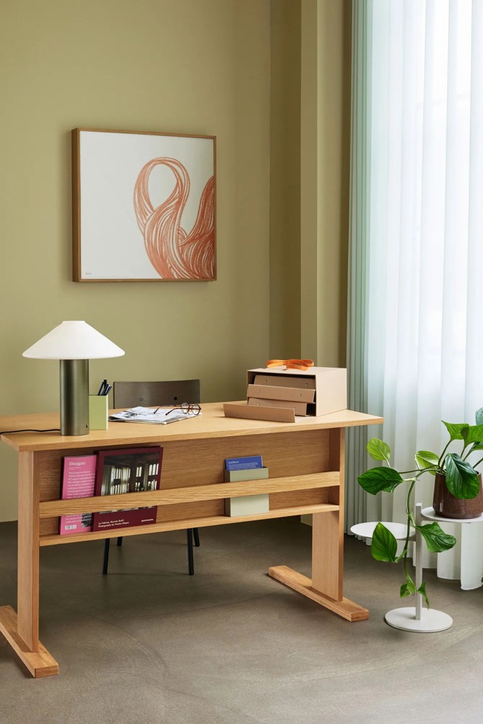 Pracovní stůl Forma, Hübsch, 17 339 Kč, Stolní lampa Orbit, Hübsch, 3 957 Kč
