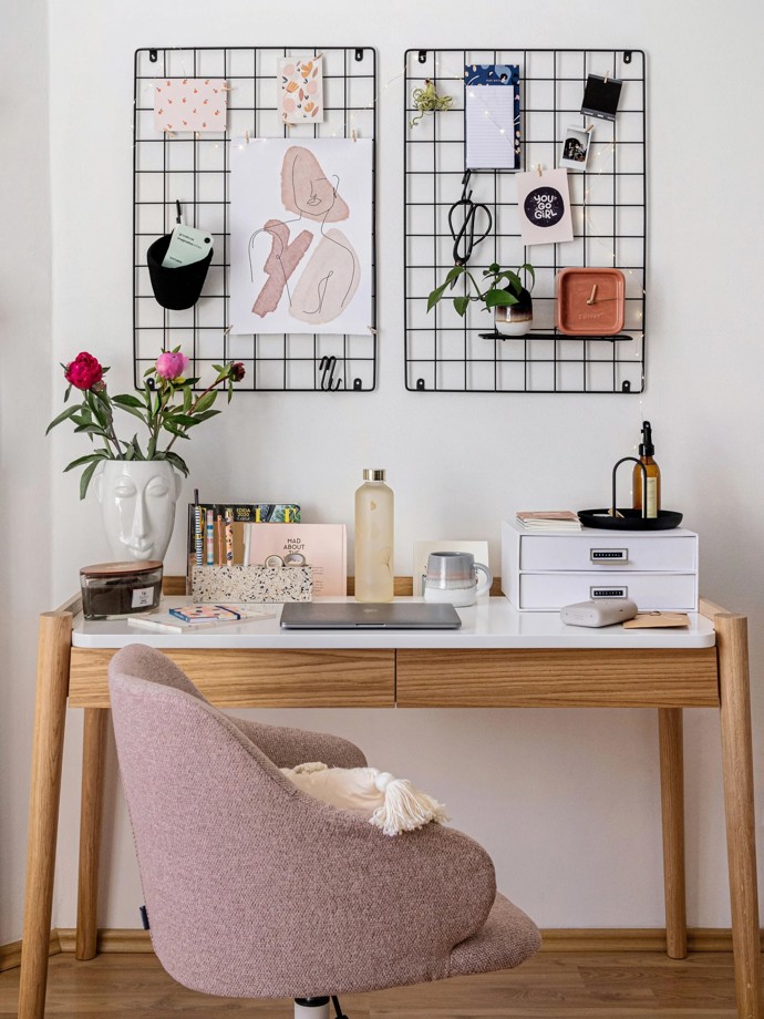 Pracovní stůl Feldbach, Woodman, 14 460 Kč, Kancelářská židle Einara, Kave Home, 4 872 Kč, Nástěnka Reminder, Evila Originals, 1 559 Kč
