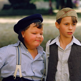 Péťa  a jeho kamarádi dělají různé lotroviny
