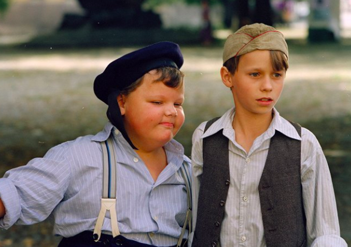Péťa  a jeho kamarádi dělají různé lotroviny
