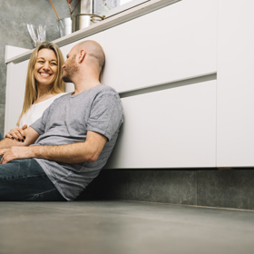 Jenže tak, jak to na začátku vypadalo krásně, to po chvíli začalo být zvláštní. Partner paní Anežky totiž neudělal nic, co by neschválila maminka. Absolutně nic. Byl na ní zcela odkázaný a závislý.

