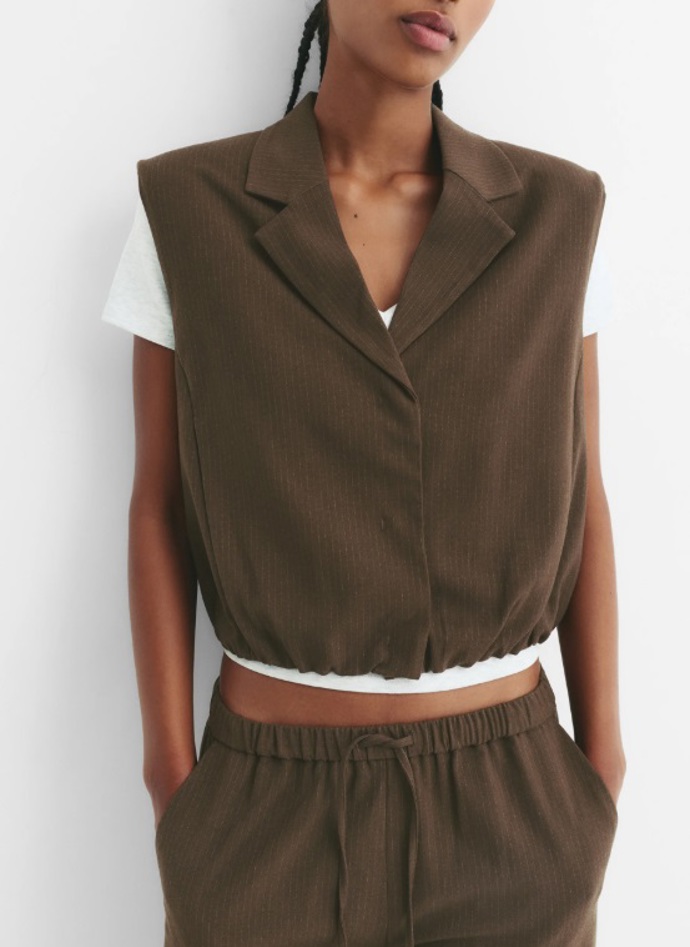 Krátká vesta do pasu, PULL&BEAR, 799 Kč
