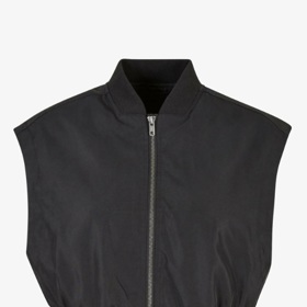 Minimalistická vesta, Urban Classics, 700 Kč
