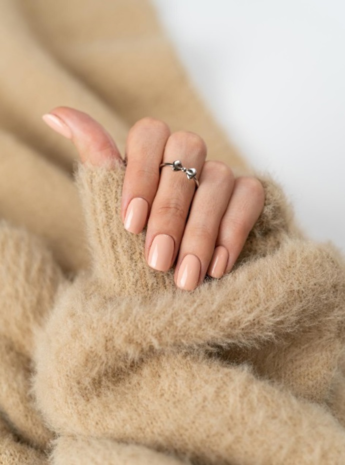 Toffee nails si rozumí s přírodně laděnými outfity. Společně působí něžně, hebce a velice žensky. 
