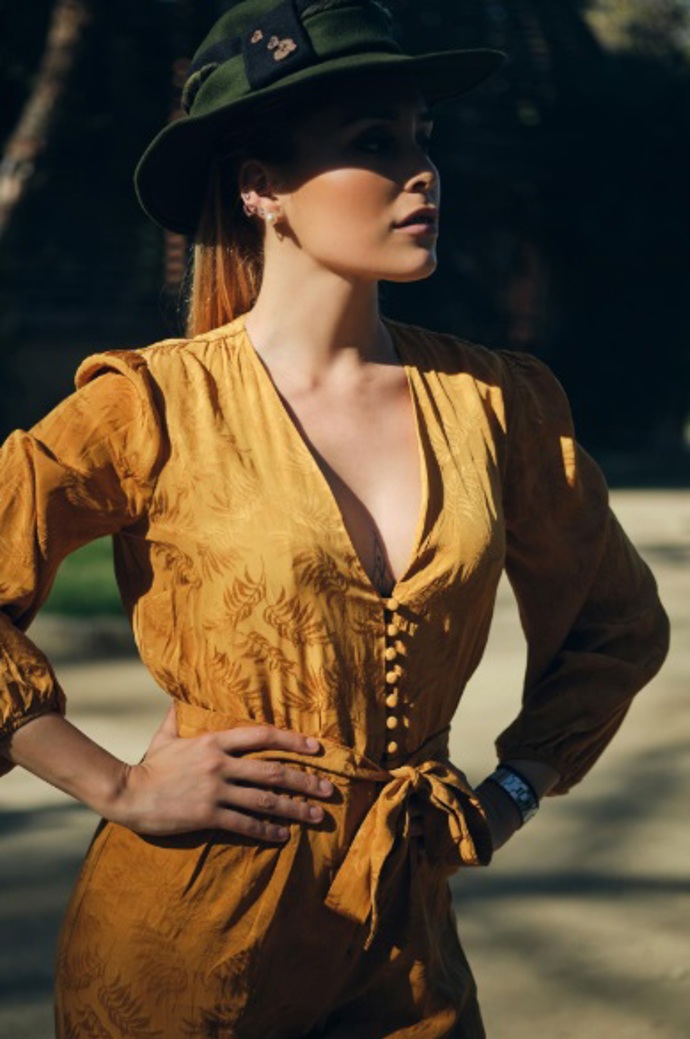 Áčkové šaty ze zvýrazněným pasem oslavují ženské křivky. Elegantní modely byly hitem 40. let a nyní se opět vrací. 
