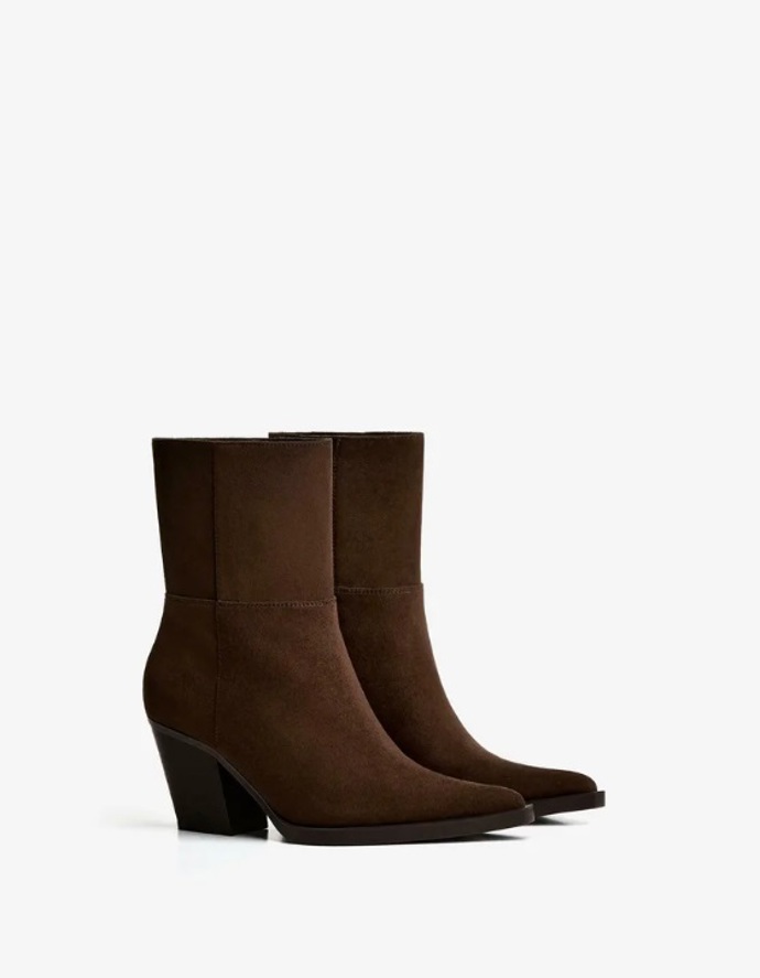 Nízké kozačky do špičky, Bershka, 999 Kč

