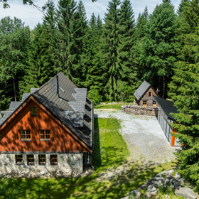 V Přední Výtoni, nedaleko Lipenské přehrady a malebného Českého Krumlova, stojí dům, který dokonale propojuje tradici šumavské architektury s moderním pojetím bydlení. 

