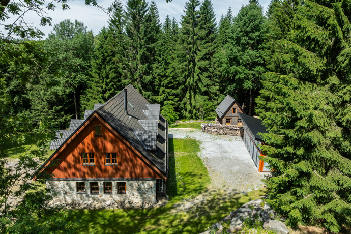 V Přední Výtoni, nedaleko Lipenské přehrady a malebného Českého Krumlova, stojí dům, který dokonale propojuje tradici šumavské architektury s moderním pojetím bydlení. 
