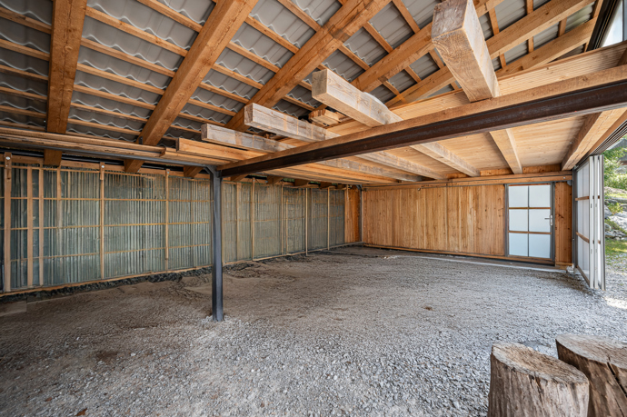 Na pozemku stojí garáž pro tři auta se skladem a úložnými prostory.
