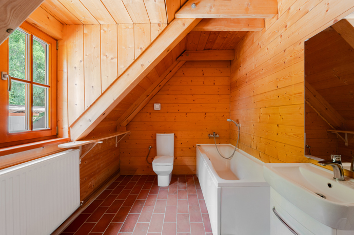 V Přední Výtoni, nedaleko Lipenské přehrady a malebného Českého Krumlova, stojí dům, který dokonale propojuje tradici šumavské architektury s moderním pojetím bydlení. 
