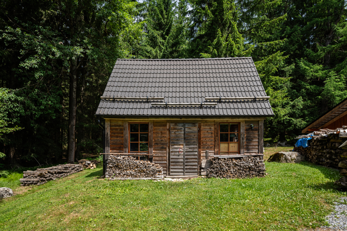 Dvoupodlažní zateplený domek s elektřinou a krbovými kamny na pozemku může mít různá využití. 
