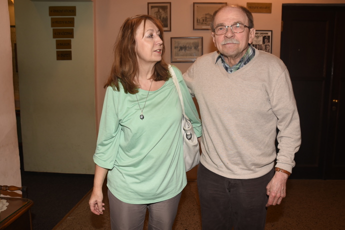 Paní Helena si manžela pořádně hlídá
Paní Helena si manžela pořádně hlídá