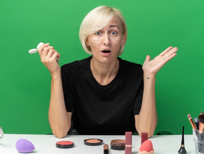 Silná vrstva hutného make-upu rozhodně nepůsobí dobře. Vyměňte jej raději za lehký hydratační make-up a korektor, který dobře zakryje veškeré nedokonalosti a přitom působí přirozeně. 
