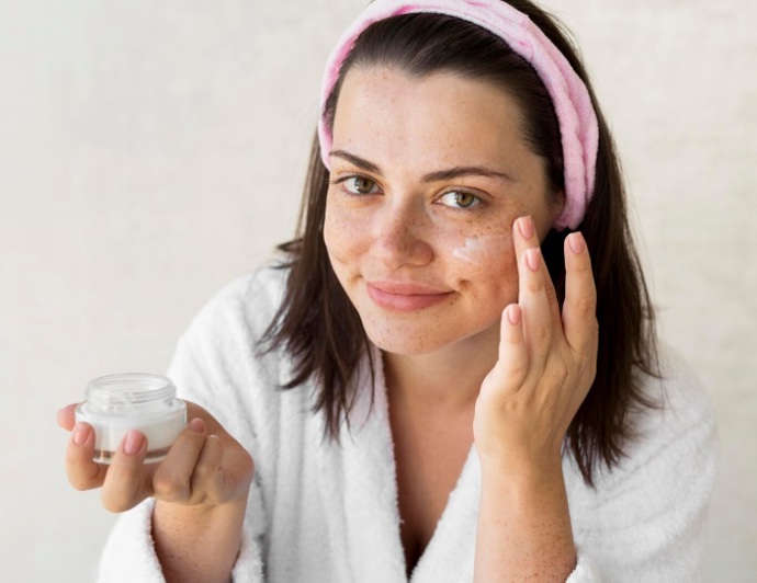 Pleťové anti-age krémy obsahují peptidy, retinol a kolagen. Látky, které mají na stárnoucí pokožku blahodárný vliv. 
