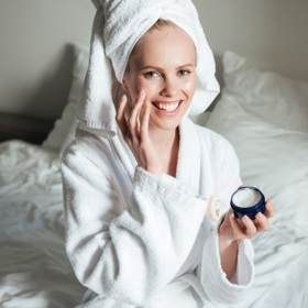 Častou chybou celé řady žen je fakt, že s anti-age péči začínají až příliš pozdě. Ideální je zařadit ji do kosmetické rutiny již kolem 40. roku života. 
