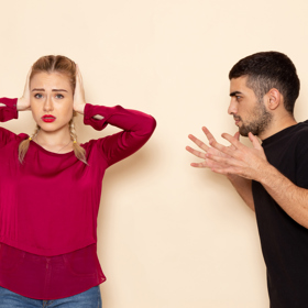 Myslela si, že už ji štěstí nikdy nepotká a ani popravdě nechtěla dalšího partnera. Byla zklamaná, zrazená a emočně na dně. A v tu chvíli se objevil princ na bílém koni. Ivan. Muž, který ihned věděl, že uspěje a dokáže to, co chtěl.
