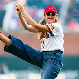 Sara Bakely v baseballové póze na vysokých podpatcích, které definují i její novou značku, kterou uvedla vloni na trh.
