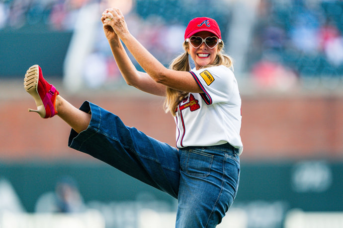 Sara Bakely v baseballové póze na vysokých podpatcích, které definují i její novou značku, kterou uvedla vloni na trh.
Sara Bakely v baseballové póze na vysokých podpatcích, které definují i její novou značku, kterou uvedla vloni na trh.