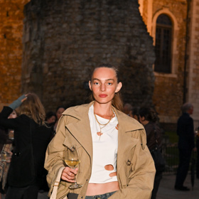 Někteří návštěvníci zahajovací přehlídky londýnského fashion weeku zvolili pohodlí, v podobě volných baggy džín, trička a oversized bundičky
