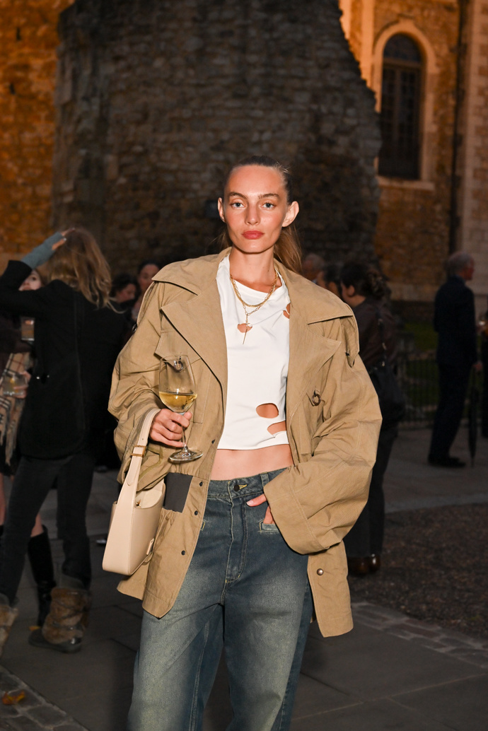 Někteří návštěvníci zahajovací přehlídky londýnského fashion weeku zvolili pohodlí, v podobě volných baggy džín, trička a oversized bundičky

