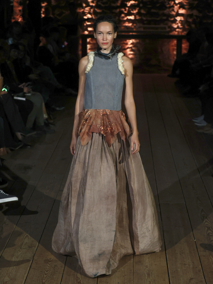 Korzety a volné splývavé sukně byly doménou první přehlídky londýnského fashion weeku. Materiály, barvy i styl se letos v Londýně představili v novém a originálním pojetí
