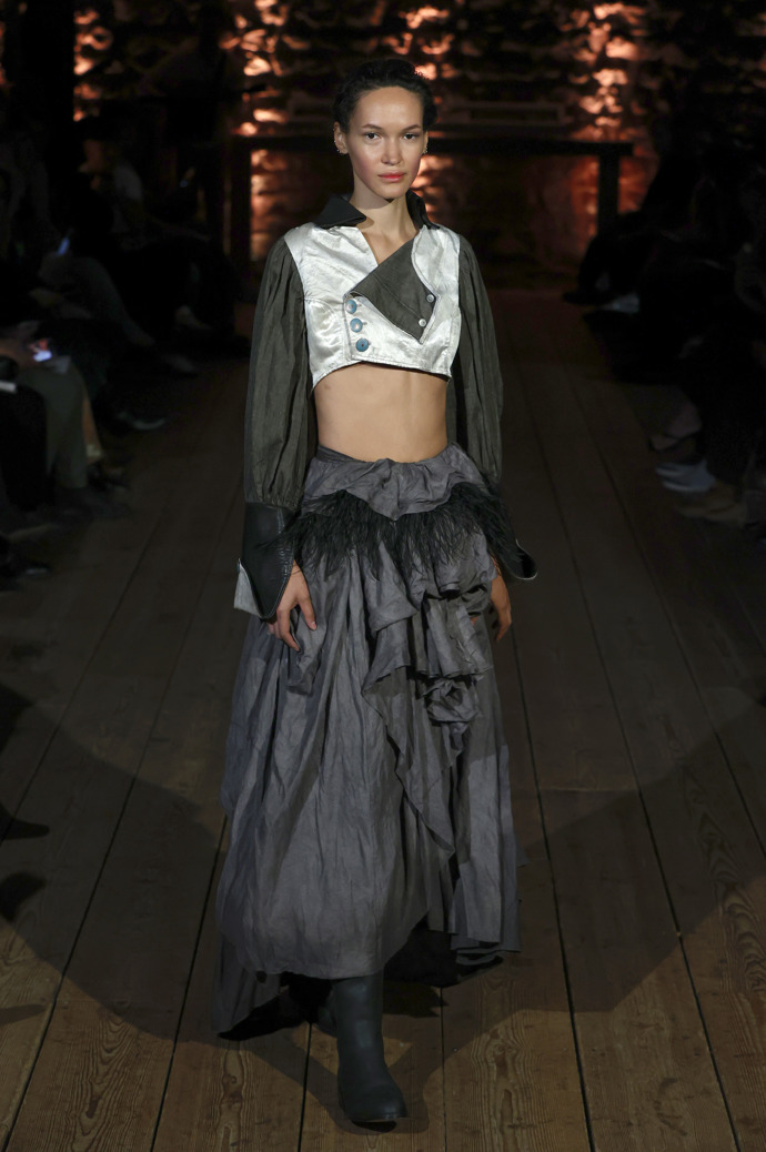 Na londýnském fashion weeku nemohly samozřejmě chybět trendy, které se nosí stále dokola, v podobě ženami oblíbených crop topů. Ty s maxisukněmi tvořily jedinečný kontrast
