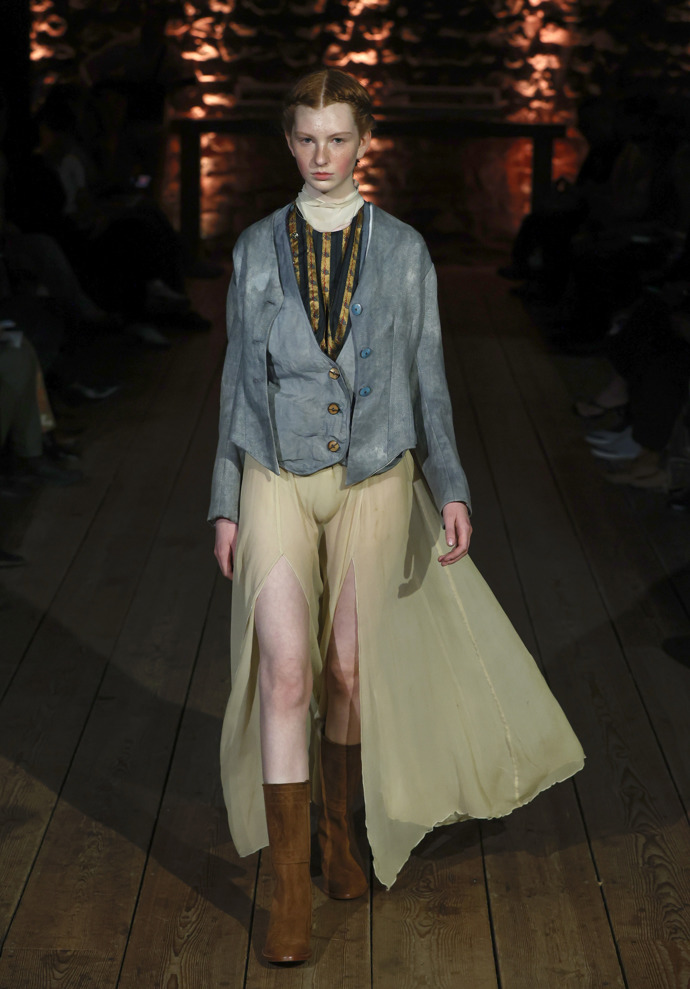 Na londýnském fashion weeku nebyla nouze ani o výstřední modely, která zakryly horní část těla a naopak odhalily nohy. Jejich součástí byly průsvitné látky, trend letošního podzimu, který se bude nosit i na jaře
