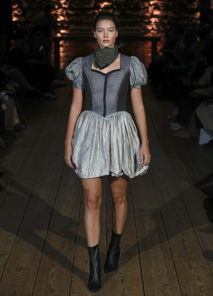 Letošní fashion week je důkazem, že spojit staré a nové nemusí nutně znamenat zastaralý look. Ba právě naopak. Modely plné balónových sukní s topy s balónovými rukávy byly známkou ženskosti a neotřelé rafinovanosti
