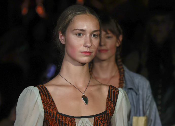 Jemnost s elegancí byla dalším prvkem, který na zahajovací přehlídce letošního londýnského fashion weeku nešlo přehlédnout
