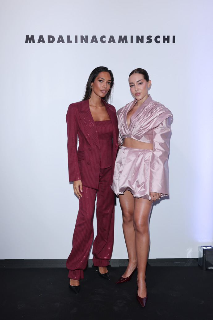 Milánskému fashion weeku dominovaly látky jako satén, který se objevil na roztomilém světle růžovém modelu, sestaveném se sukně a crop topu

