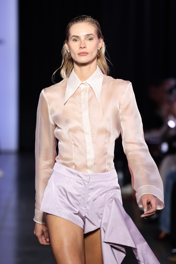Na milánském fashion weeku nechyběly ani košile, které návrháři představily v jemně meruňkovém zbarvení

