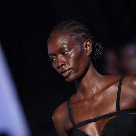 Co by byl fashion week bez krásných šatů. O ty s asymetrickými ramínky ani letos nebyla nouze
