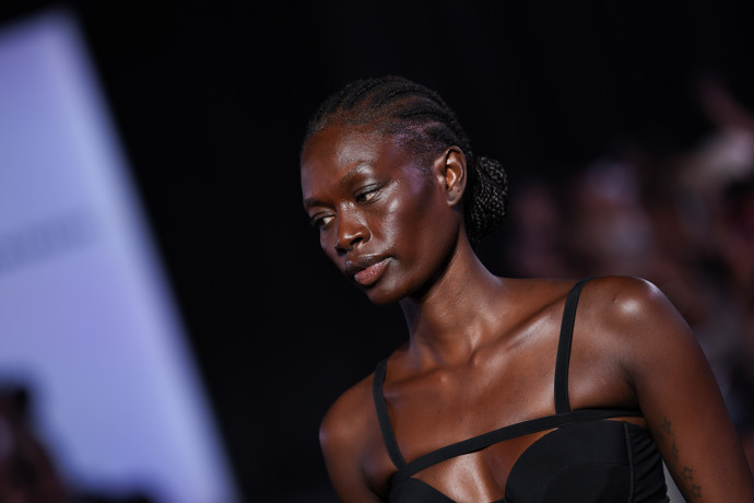 Co by byl fashion week bez krásných šatů. O ty s asymetrickými ramínky ani letos nebyla nouze
