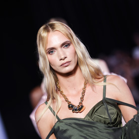 Milánskému fashion weeku vévodila i krásná khaki barva, kterou návštěvníci mohli spatřit nejen na večerních šatech
