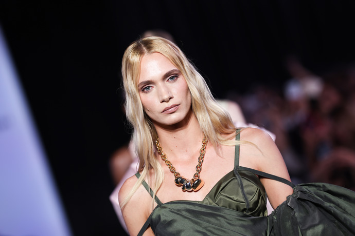 Milánskému fashion weeku vévodila i krásná khaki barva, kterou návštěvníci mohli spatřit nejen na večerních šatech
