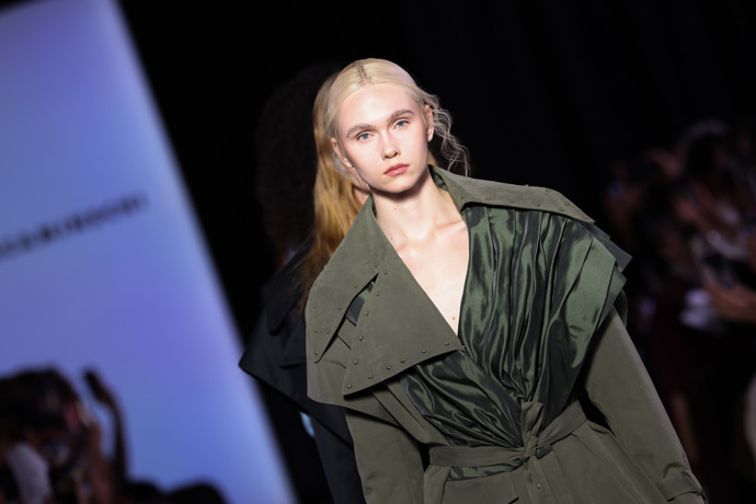V khaki provedení se na milánském fashion weeku objevil i jarní baloňák
