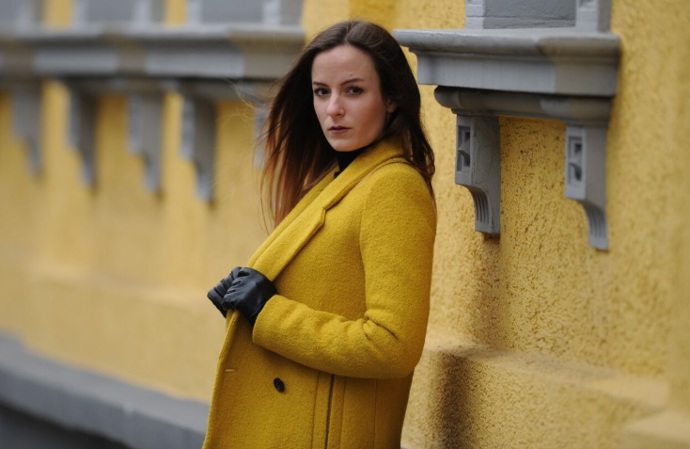 Hořčicově žlutá je tradiční barvou podzimu. Připomíná barvy padajícího listí a krásně vypadá v kombinaci s šedými doplňky. 
