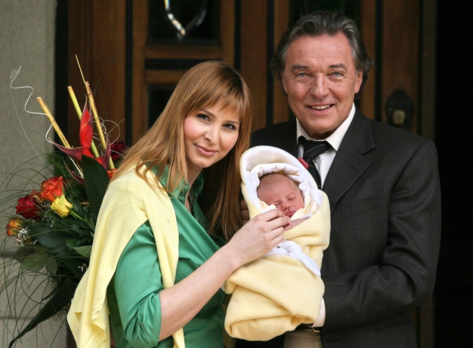Pyšní rodiče svou malou Charlotte
Pyšní rodiče svou malou Charlotte