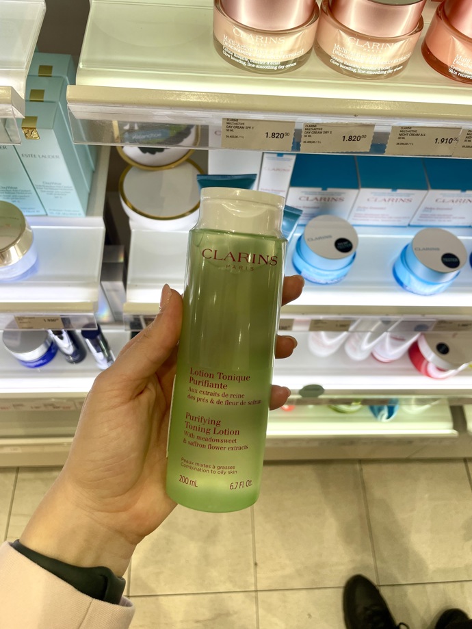 Hydratační tonikum, Clarins. V prodejnách Douglas na vás v rámci podzimních Dnů Marianne čeká sleva 30 % na značku Clarins. K nákupu produktů této značky nad 2500 Kč dárek – kosmetická taštička a produkty v cestovním balení.
Hydratační tonikum, Clarins. V prodejnách Douglas na vás v rámci podzimních Dnů Marianne čeká sleva 30 % na značku Clarins. K nákupu produktů této značky nad 2500 Kč dárek – kosmetická taštička a produkty v cestovním balení.