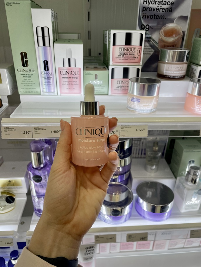 Hydratační sérum, Clinique - Moisture Surge. V prodejnách Douglas na vás v rámci podzimních Dnů Marianne čeká sleva 30 % na značku Clinique. Dárek k nákupu nad 1690 Kč - taštička s produkty.
Hydratační sérum, Clinique - Moisture Surge. V prodejnách Douglas na vás v rámci podzimních Dnů Marianne čeká sleva 30 % na značku Clinique. Dárek k nákupu nad 1690 Kč - taštička s produkty.