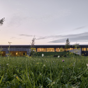 Nové sídlo a showroom firmy Jánošík je ukázkou, jak může architektura, řemeslo a příroda vytvořit jeden celek.
Nové sídlo a showroom firmy Jánošík je ukázkou, jak může architektura, řemeslo a příroda vytvořit jeden celek.