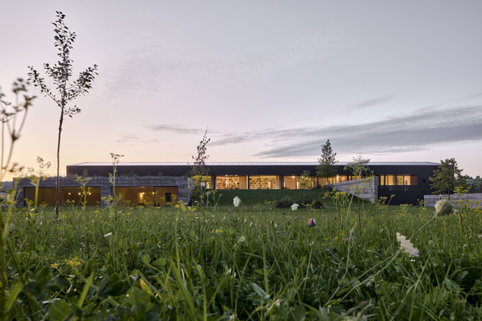 Nové sídlo a showroom firmy Jánošík je ukázkou, jak může architektura, řemeslo a příroda vytvořit jeden celek. 
