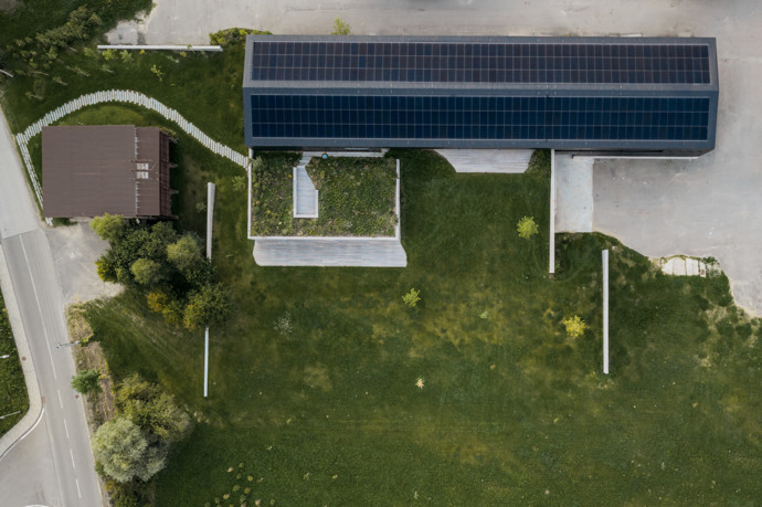 Architekt Jakub Jánošík se rozhodl, že nová budova nebude jen kancelářemi a showroomem, ale především zážitkem otevřeným krajině i lidem.  
